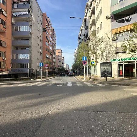 Irni Apartament * 地拉那